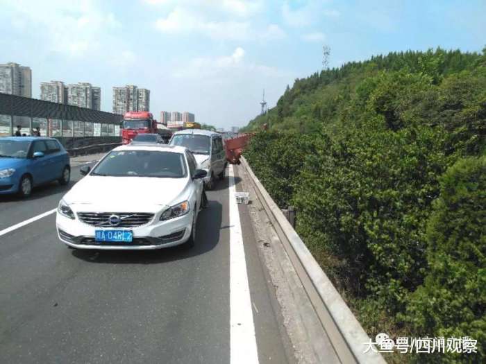 成綿高速發生多車追尾 車輛積壓嚴重