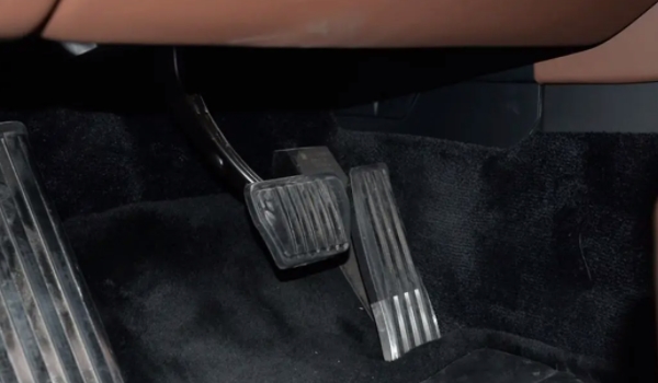 自動擋的剎車太靈敏了怎么辦 根據路況適當踩剎車(調整剎車)