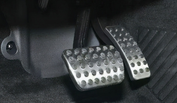 自動擋的剎車太靈敏了怎么辦 根據路況適當踩剎車(調整剎車)