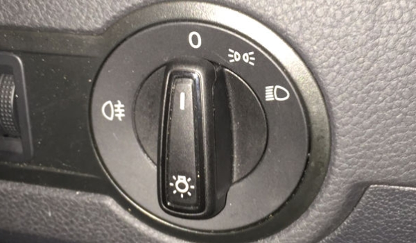 霧燈標志圖片 圓形的標記有三條向下的線和有一條曲線穿過