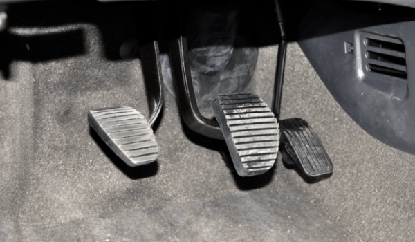 手動擋只踩剎車不踩離合會熄火嗎 會出現熄火(要同時來操作)