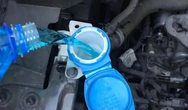 玻璃水凍了怎么解凍什么方法最快 車輛放入暖庫解凍最快