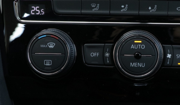 小車front是什么意思 前擋風玻璃除霧開關(霧氣多的時候打開)