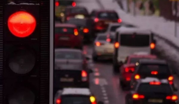 紅燈闖一半停下來了算闖紅燈嗎 不算闖紅燈(停下不可以移動車輛)