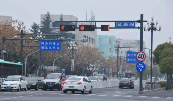 紅燈闖一半停下來了算闖紅燈嗎 不算闖紅燈(停下不可以移動車輛)