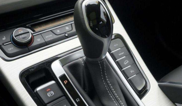 自動擋車點火時應(yīng)該掛什么檔位 應(yīng)該掛在P檔或N檔位置上