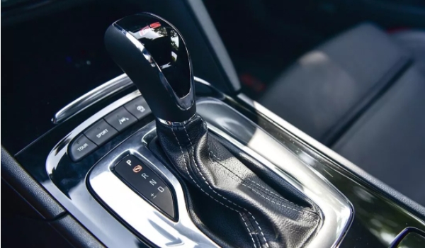 自動擋車點火時應(yīng)該掛什么檔位 應(yīng)該掛在P檔或N檔位置上