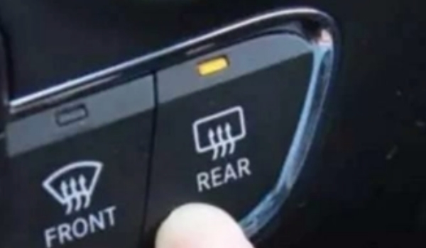 汽車后窗玻璃加熱絲斷了怎么辦 需要更換后窗玻璃(無法進行修復)