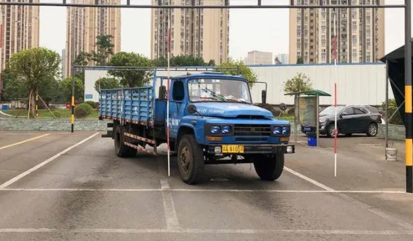 b2駕照年齡限制多少歲 20周歲到60周歲以下(50歲以上不能報考)