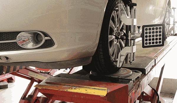 四輪定位有什么用要多少錢 提高穩定性減少轉向機異常磨損(100-300元)