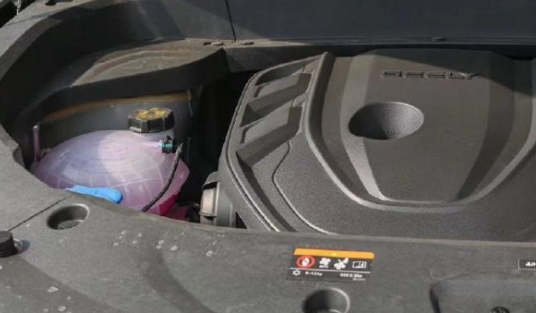 吉利星越L什么加玻璃水 發動機艙內玻璃水壺內添加