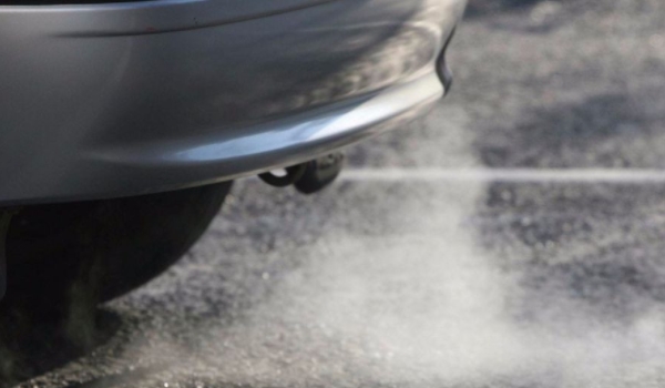 汽車尾氣超標怎么解決 更換火花塞、三元催化器、清理進排氣系統