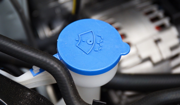 鋒蘭達玻璃水在哪里加圖片 發動機艙的左下角位置添加