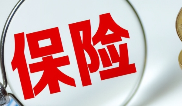 自己開車把車刮了怎么走保險 可以撥打保險公司電話（現場拍照留證）