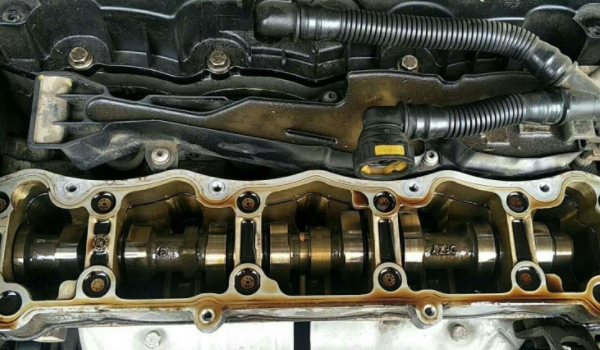 發動機漏機油怎么處理 更換氣門墊、機油濾芯、檢查密封膠