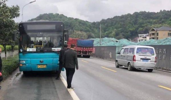 中型客車核載多少人 大于9人小于20人(要求B1駕駛證)