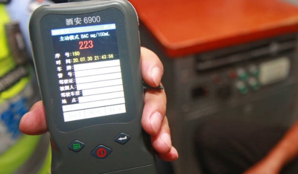 喝多少酒算酒駕 血液酒精含量100毫升大于等于20mg,小于80mg是酒駕