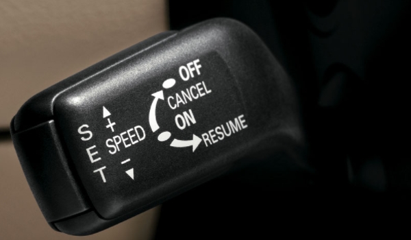 定速巡航怎么用 按下控制按鍵可以打開和關閉(SET+/SET-設置速度)