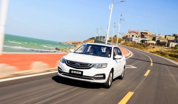 吉利遠景怎么樣 配置豐富、油耗低、好操控(百公里6L)