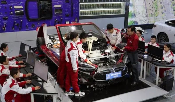 汽修學(xué)校學(xué)費(fèi)多少 8000元到15000元(學(xué)校資質(zhì)不同價(jià)格不同)