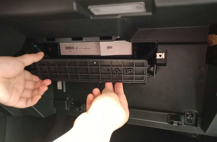 奔騰r9空調濾芯怎么拆裝