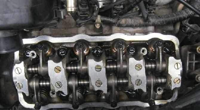 發動機氣門噠噠噠的響怎么回事