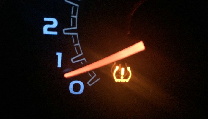 胎壓故障燈亮了車還能繼續開嗎