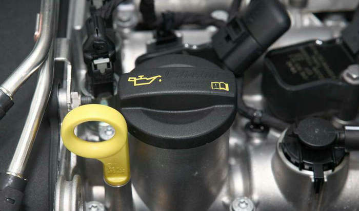 發動機機油口上竄氣什么原因