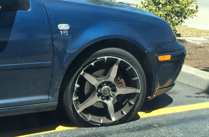 車胎爆了繼續開了一段輪轂壞不壞