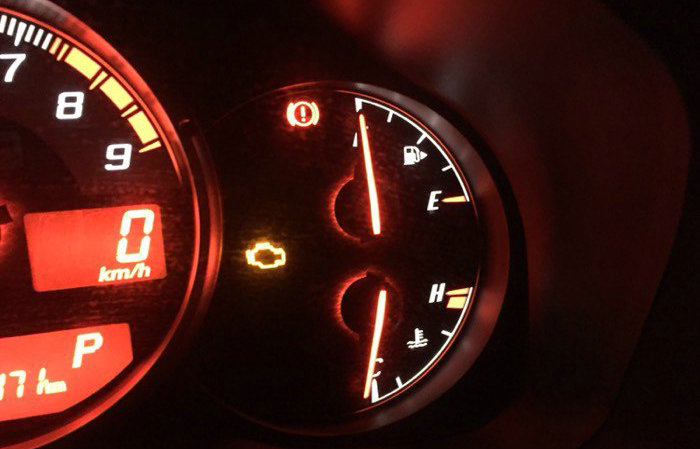汽車發動機燈亮黃燈怎么回事