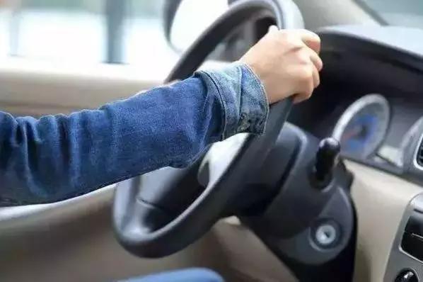 利用發動機制動怎么操作