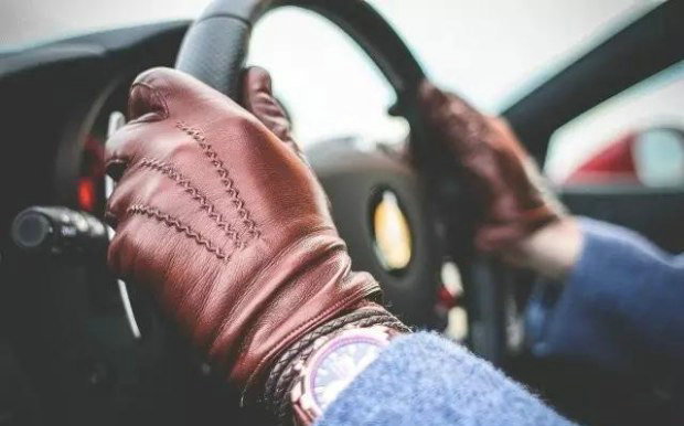 汽車方向盤(pán)套如何快速套上 套方向盤(pán)套的技巧