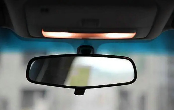 自動防眩目后視鏡和手動防眩目后視鏡的區別