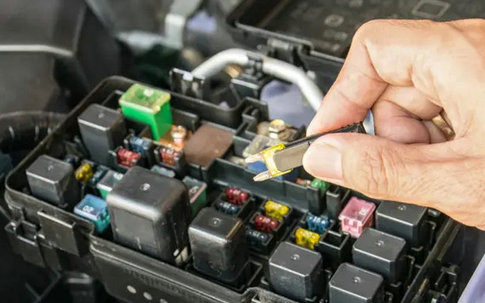 汽車保險絲燒了會出現什么情況