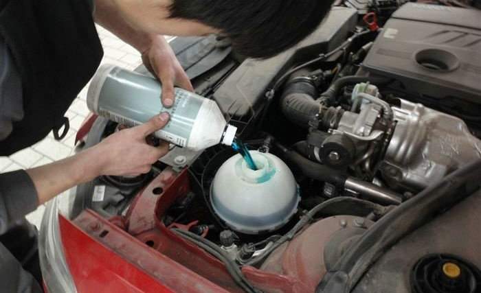 發動機冷卻液多久換一次 發動機冷卻液怎么換
