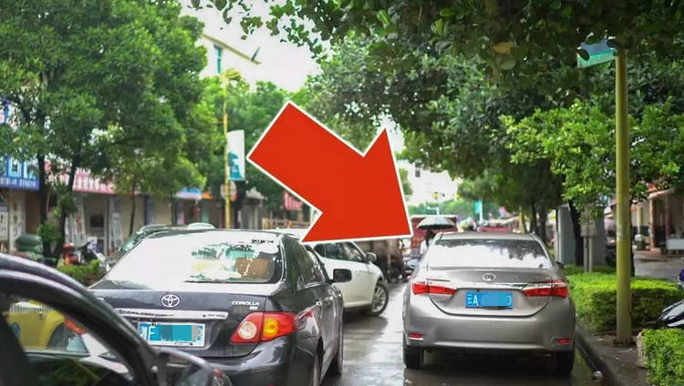 右轉車道被占用了可以壓線轉彎嗎