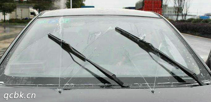 汽車(chē)擋風(fēng)玻璃刮不干凈怎么辦