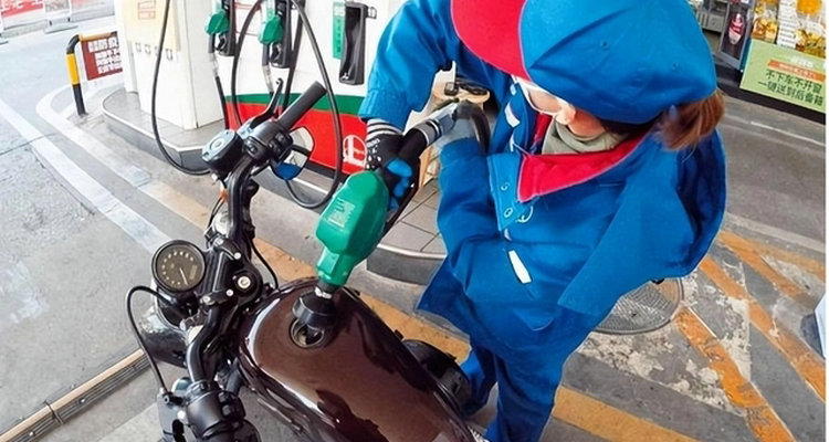 摩托車(chē)加什么油92還是95