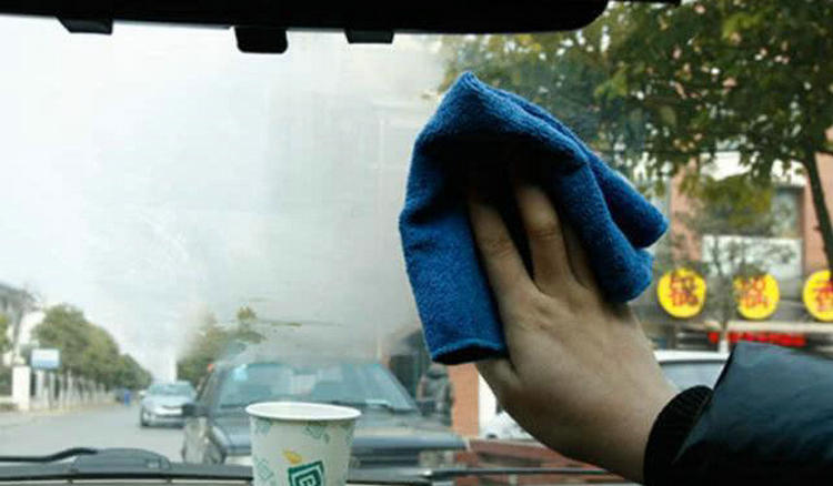 冬天開車開暖風玻璃有霧氣怎么辦