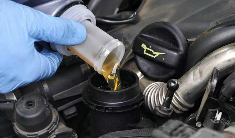 汽車(chē)機(jī)油一般多長(zhǎng)時(shí)間換一次