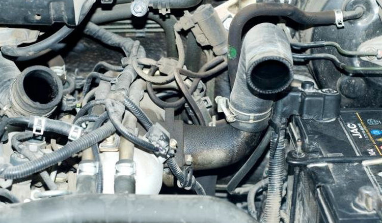 自吸發動機進氣管有機油是怎么回事