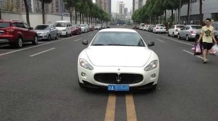 壓雙黃線(xiàn)超車(chē)屬于什么違法行為