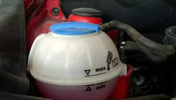 汽車防凍液紅色和綠色有什么區別