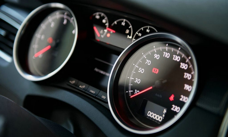 汽車發動機怠速多少轉正常