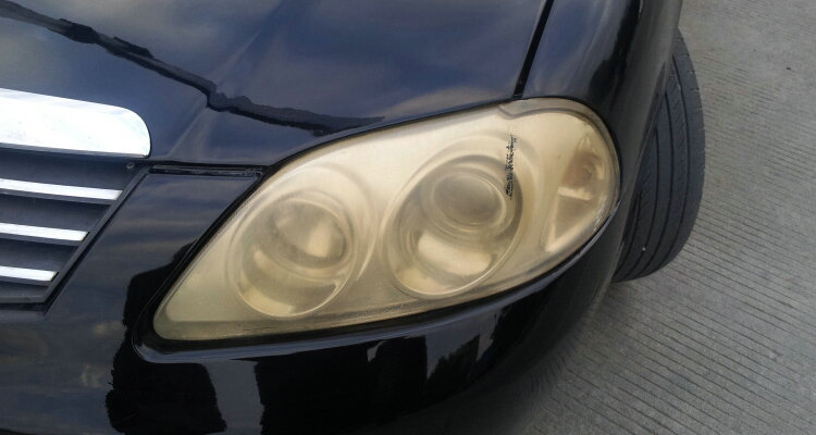 汽車大燈燈罩發黃怎么處理