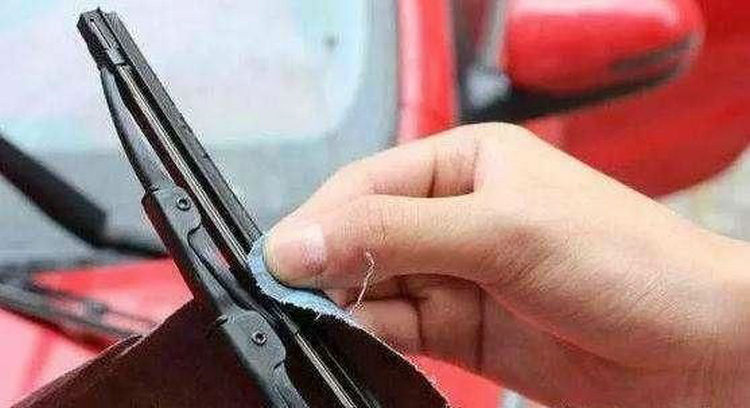 新換的雨刮器刮玻璃響怎么消除