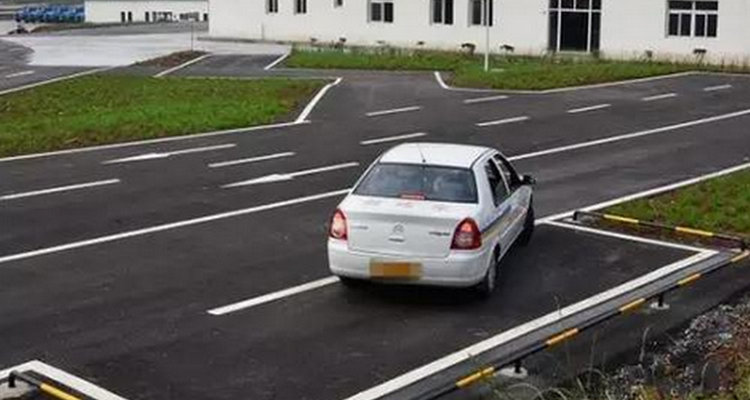 側方位停車出庫怎么打方向