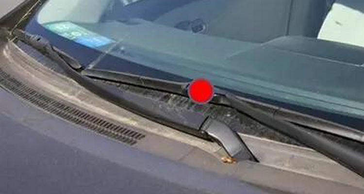 雨刮器骨節位置在哪