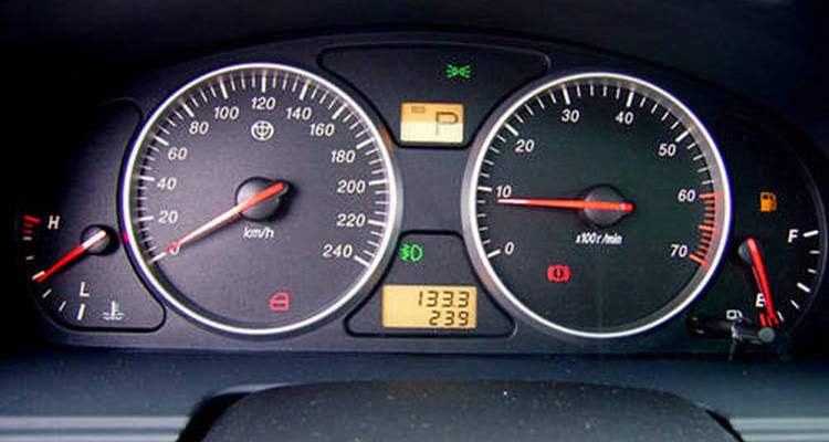 冷車(chē)一打火怠速就1000轉(zhuǎn)正常嗎