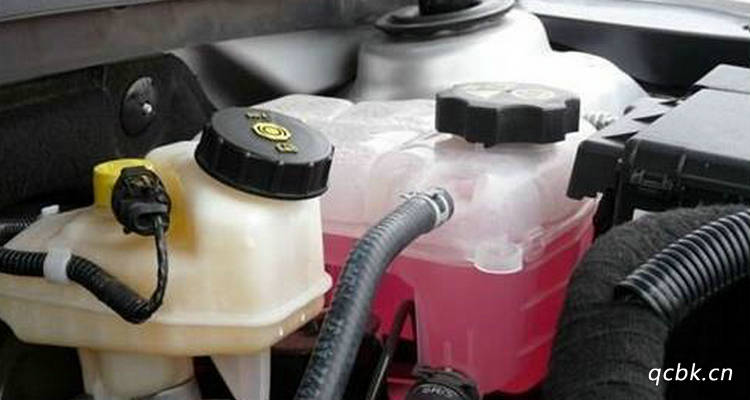 怎樣快速排空玻璃水 車里的玻璃水怎么排空